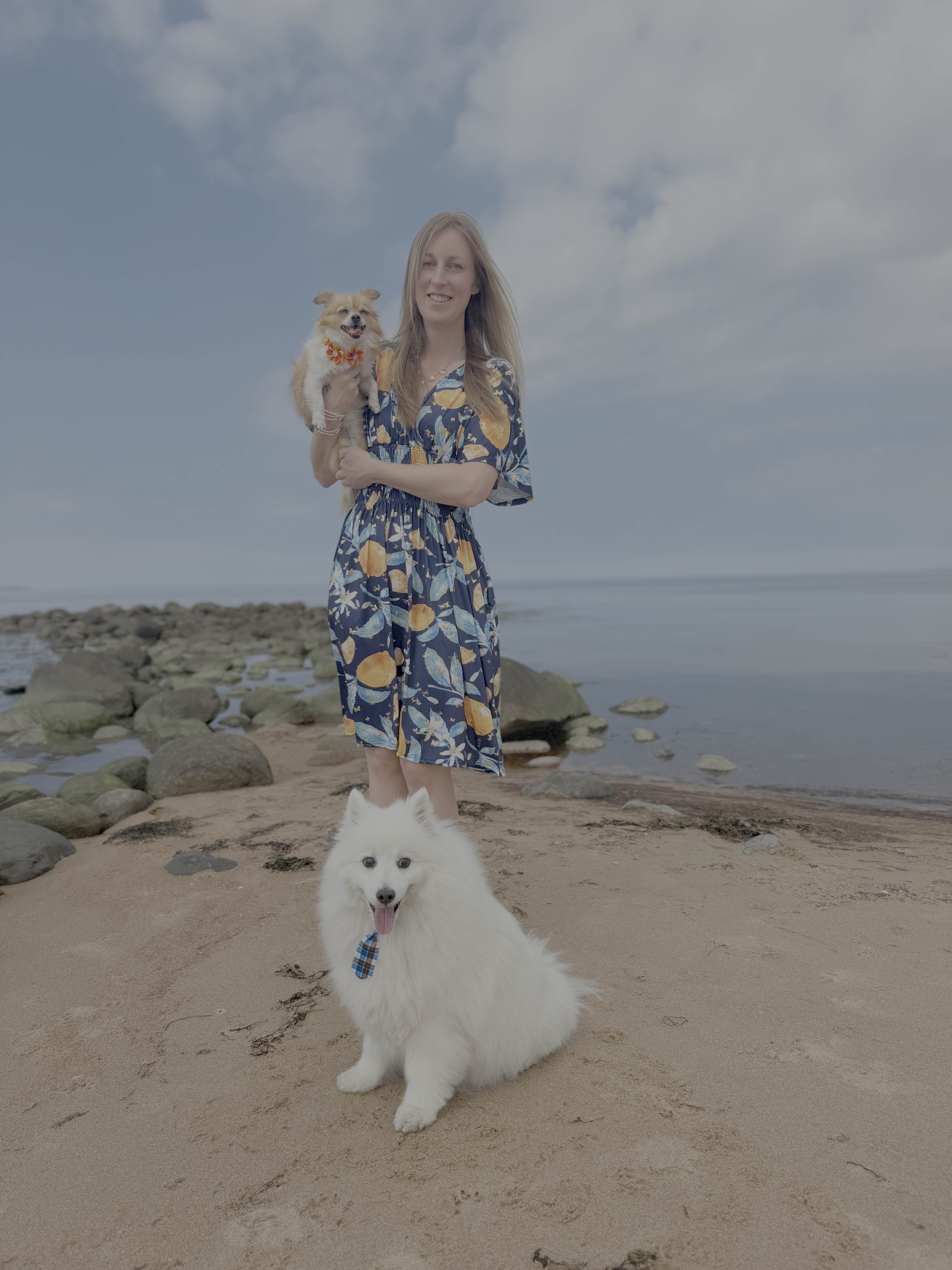 Josephine med sina hundar vid stranden i Vejbystrand
